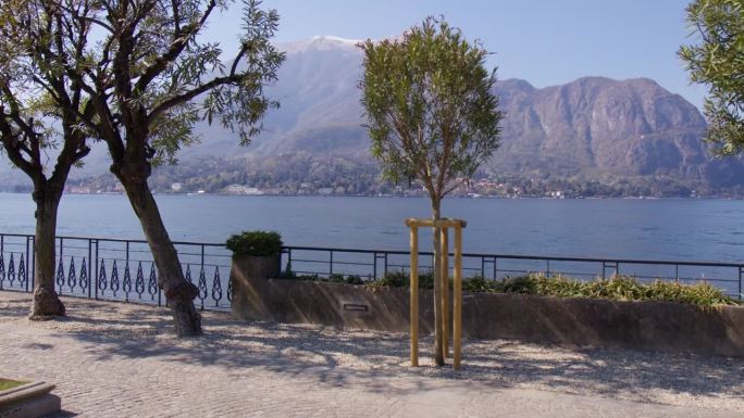 贝拉吉奥镇，伦巴第，意大利-从著名的湖滨步道，朗戈戈欧罗巴-全景拍摄科莫湖