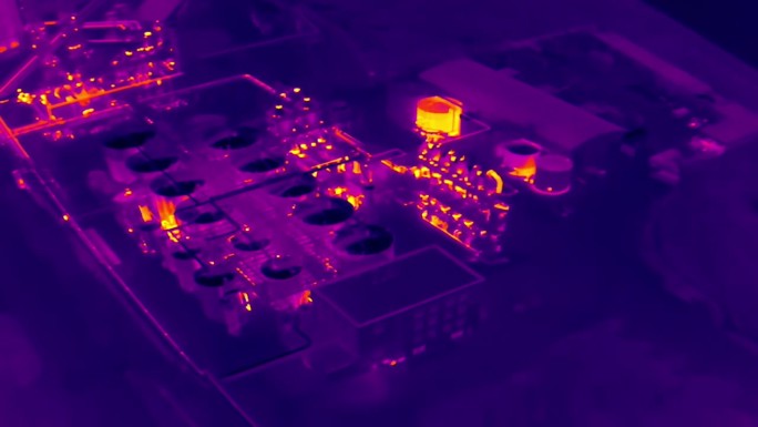 带有工厂和仓库的工业区的航空红外热视图，紫色和黄色色调