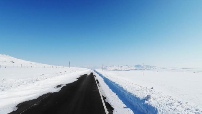 冬季草原上的雪路