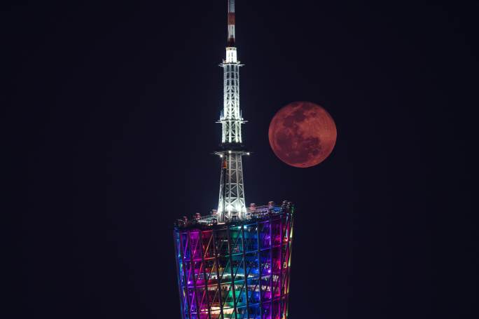 从广州塔升起的月亮