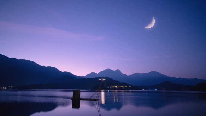 日出前，码头上的湖和山的景色。