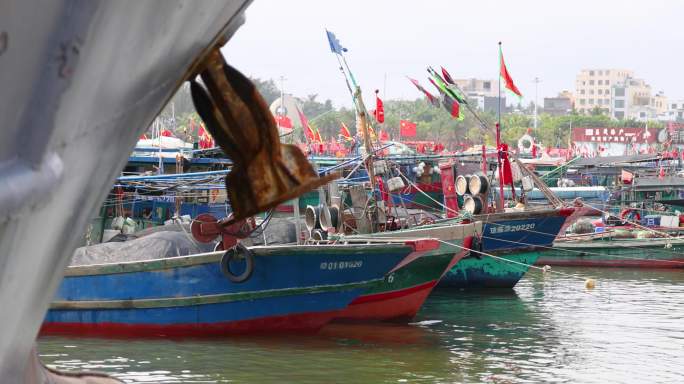 停靠在海南琼海潭门中心渔港的渔船
