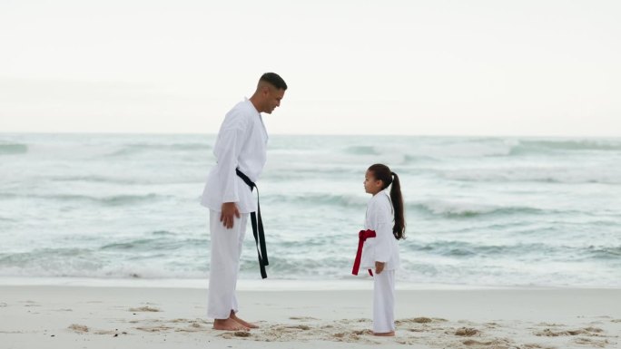 海，空手道老师或孩子学习武术，战斗或自卫健身教练。鞠躬，尊重或大师教孩子，女孩或学生在锻炼，锻炼或训