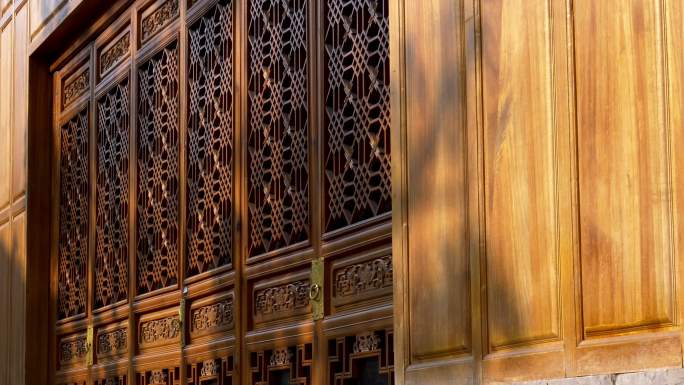 『暮色下的古典木窗：精雕细琢的传统之美』