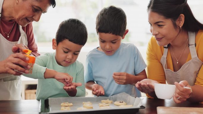奶奶，妈妈或孩子在厨房烤饼干作为一个快乐的家庭在家里学习烹饪食谱。支持，孩子的发展或长辈帮助或教孩子