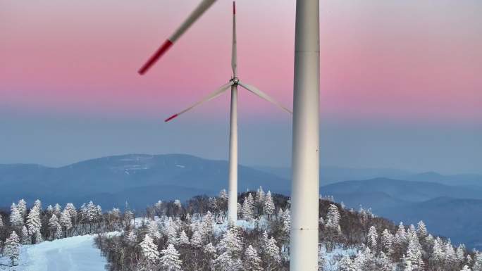 雪山上转动的风车 清洁能源 风力发电