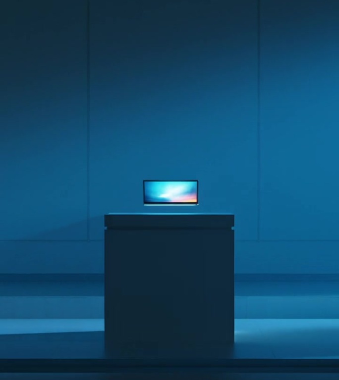 在夜晚的阴影中，一台笔记本电脑放在房间里一个精致的支架上。