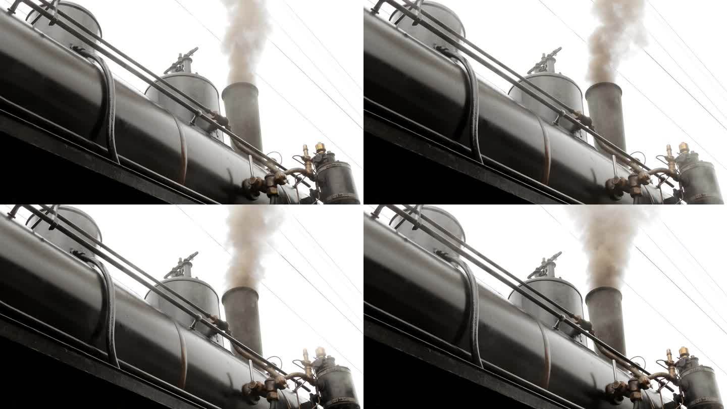旧的历史蒸汽机火车穿越铁轨