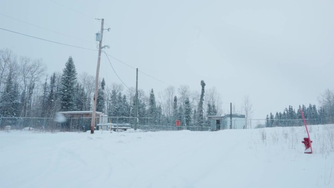 北部偏远的工业电力服务围栏前哨埋在冬雪中