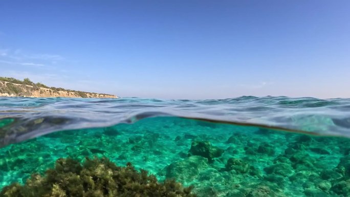 地中海的半水下景观与清澈的绿松石水。湛蓝海水的穹顶照片。慢镜头，4K