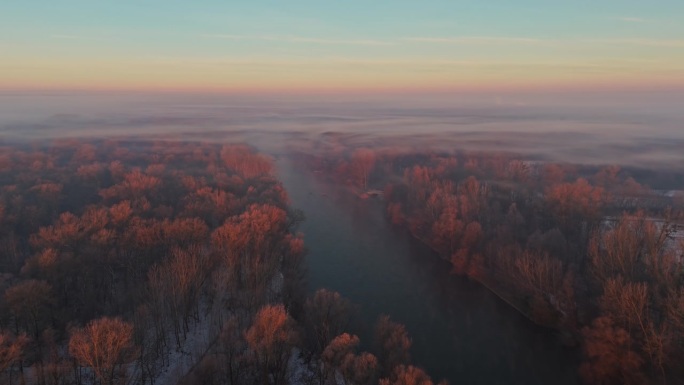 鸟瞰图显示慕尔河蜿蜒穿过冬日的风景