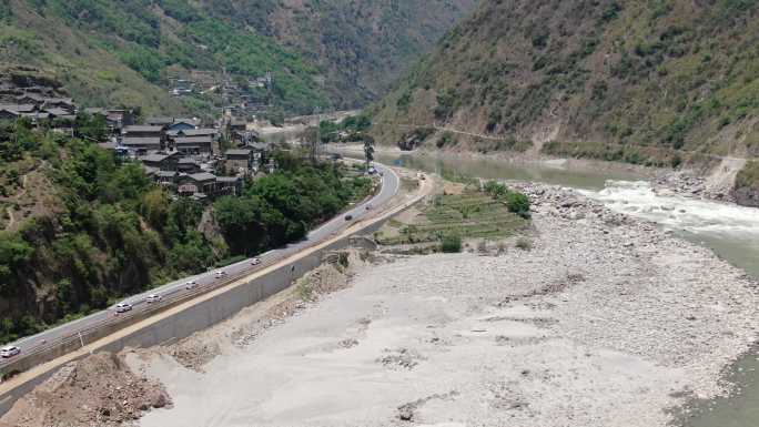 车队行驶在澜沧江峡谷 村落