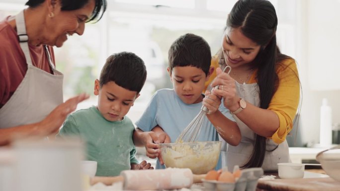 奶奶，幸福的家庭或孩子与母亲在厨房烘焙学习烹饪食谱在家里发展。微笑，团队合作或奶奶帮助或教孩子搅拌面