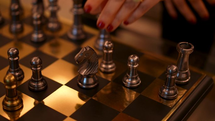 外国女士下国际象棋地产样板间人物形象镜头