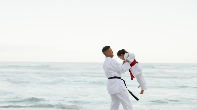 海滩，运动或孩子与父亲一起打武术，格斗或有趣的游戏，为健康或健身。挥杆，空手道或快乐的主人教一个年轻