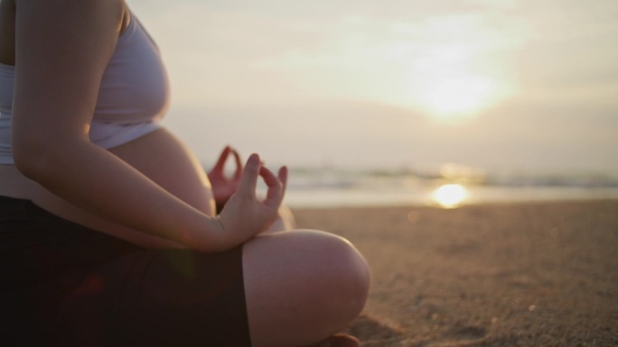 孕妇在海滩上冥想冥想