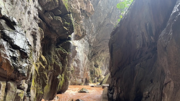 广西桂林喀斯特地貌天然岩洞风景空镜