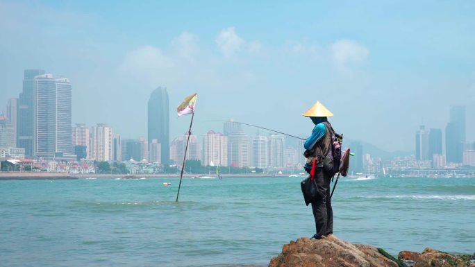 城市摩天大楼的海边抱着舢舨走过