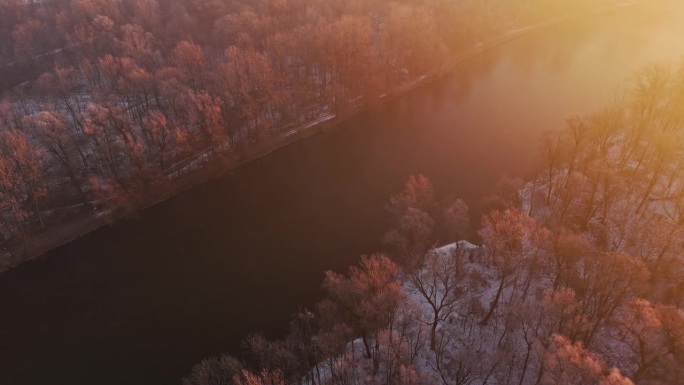 冬季穆尔河周围树木的航拍照片