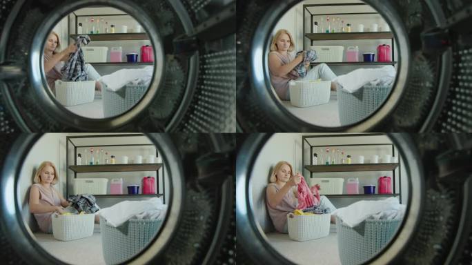 一个女人坐在洗手间里，看着一堆五颜六色的内衣