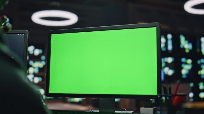 IT人员在数据中心为绿屏电脑编码。开发人员编程代码