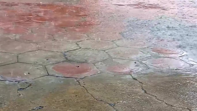 大雨。雨水形成的水坑。雨是由于天气的变化而产生的