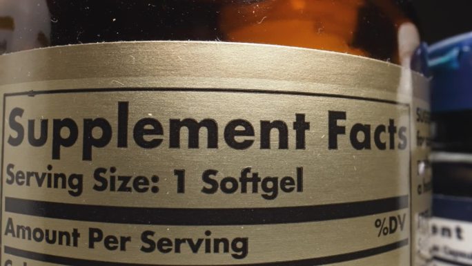 营养补充剂罐的产品说明标签。