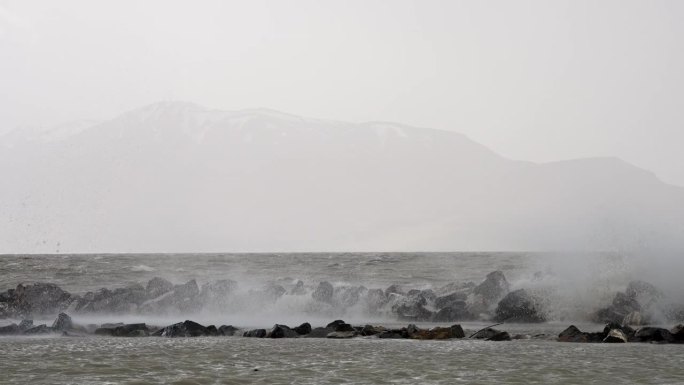 大风中，海浪拍打着犹他湖的岩石