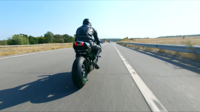 跟随摩托车手在高速公路上骑着现代运动摩托车。骑摩托车的人在乡间公路上驾驶摩托车。旅途中骑自行车的人。