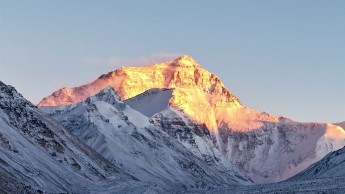 珠穆朗玛峰日照金山