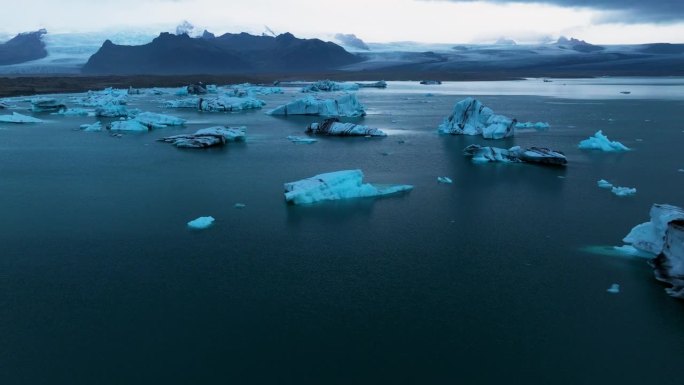 漂浮的冰山在Jökulsárlón冰川泻湖在冰岛日出-空中无人机拍摄