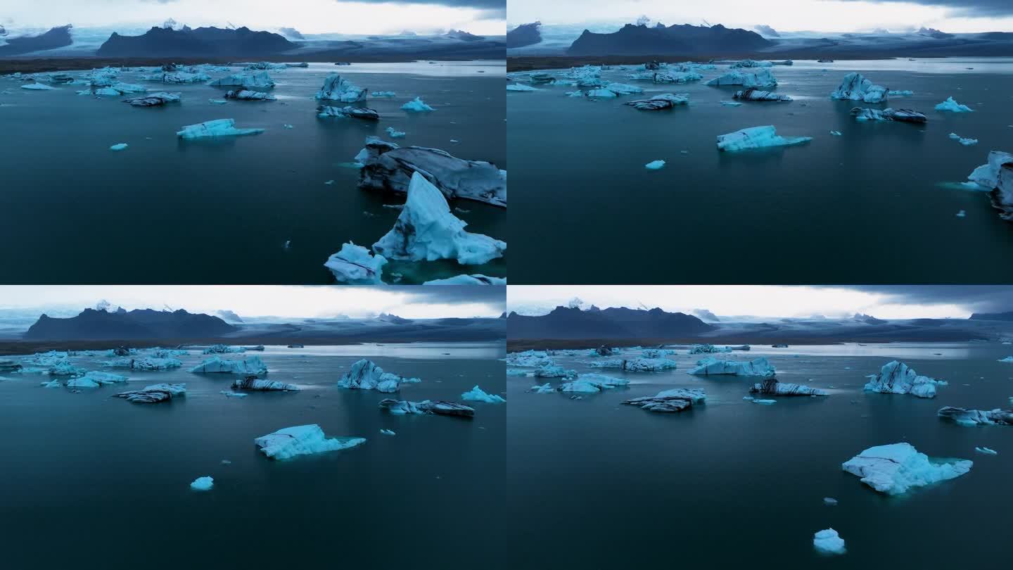 漂浮的冰山在Jökulsárlón冰川泻湖在冰岛日出-空中无人机拍摄
