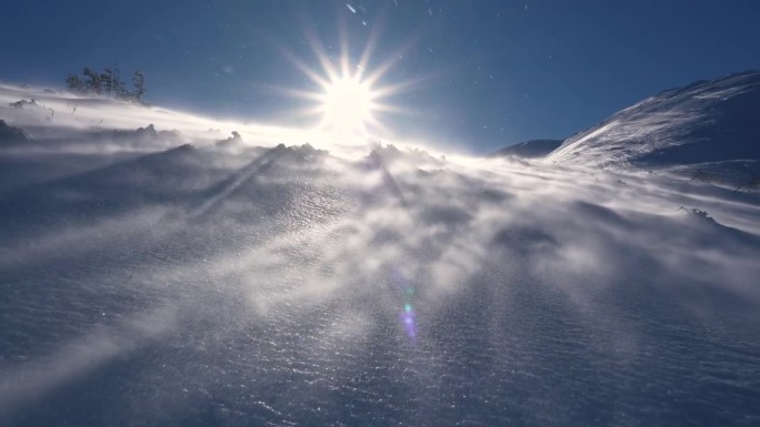 全景冰冻冬季阿尔卑斯山脉与雪被强风吹在多风的性质，低角度的看法