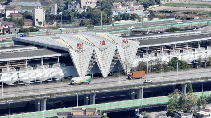 航拍广东佛山顺德广珠城轨顺德站列车4k