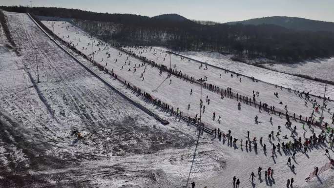 冬季旅游 满爆的停车场 滑雪场
