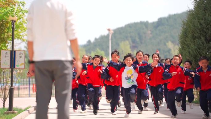 老师和学生们在一起