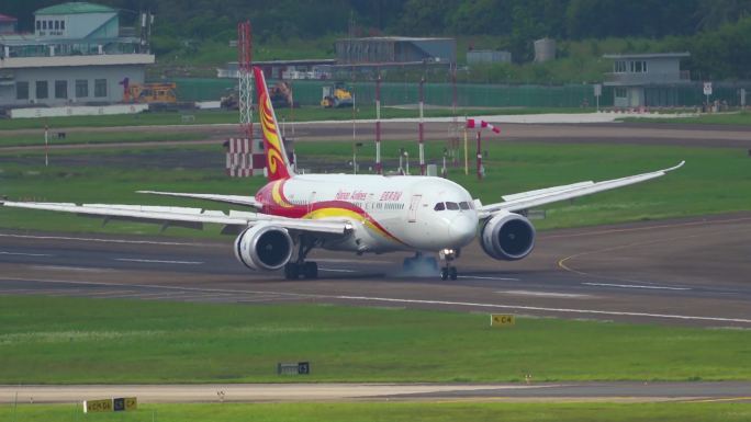 海南航空飞机降落瞬间 波音787梦想客机