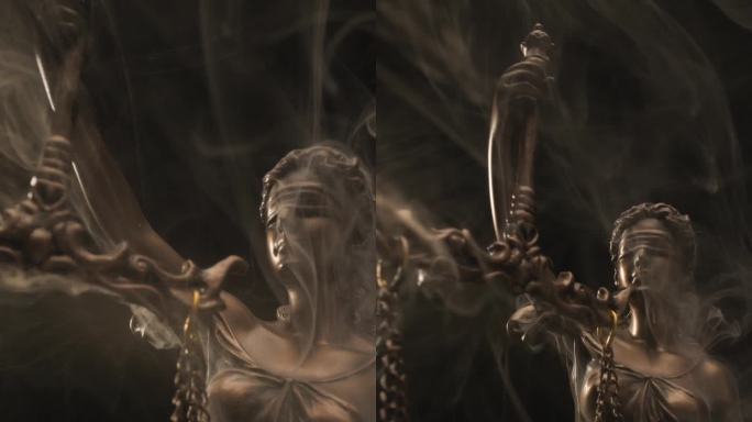 平衡与平等的概念由被蒙住眼睛拿着天平的朱斯蒂亚女神，黑色背景上的烟雾来说明