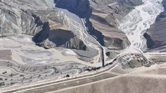 新疆安集海特色地貌岩石公路视频素材