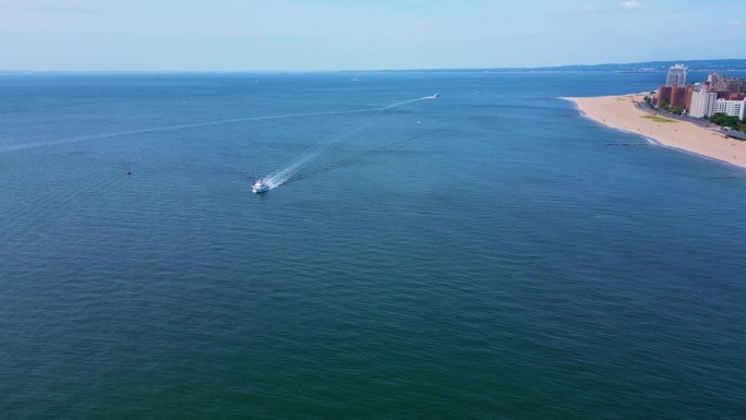 大西洋和船只在左边，布莱顿海滩在右边。空中