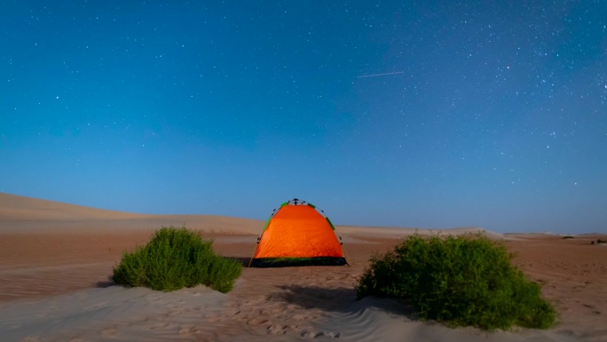 沙漠越野路上的露营帐篷上，星星在夜空中移动。
