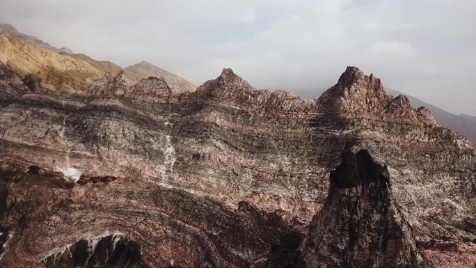 神秘的自然景观盐山矿物层的地球在自然景观灰色暗金色的彩色景色无人机拍摄航拍伊朗亚洲的高岩崖峰的惊人景