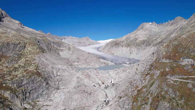 罗纳冰川(Rhonegletscher)和瀑布的鸟瞰图，靠近弗尔卡山口，瓦莱州，瑞士。从30帧每秒加