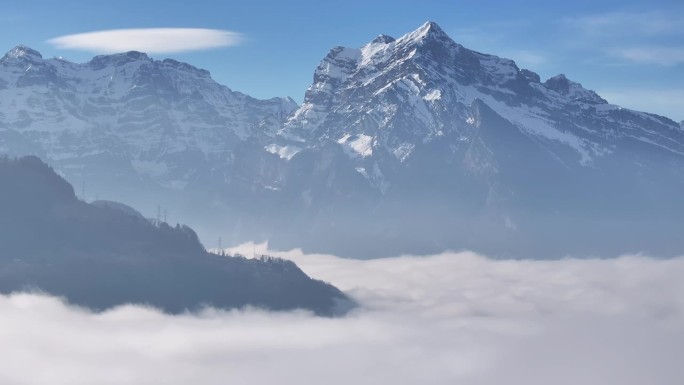 瑞士阿尔卑斯山峰上的光谱帽云