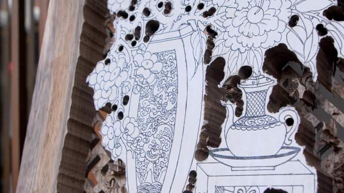 『传统木雕艺术：精美典雅窗花』
