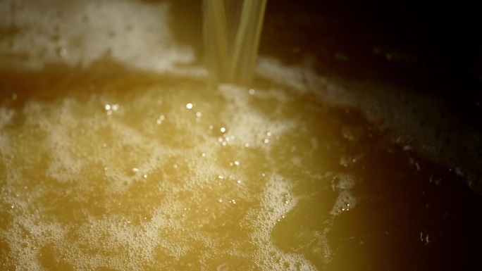 《传统黄酒酿造：泉水灌入发酵缸》