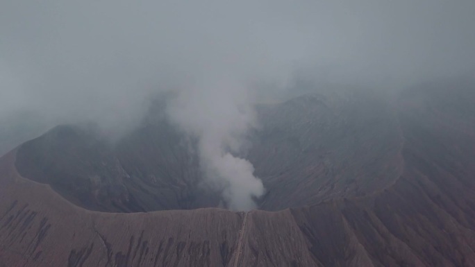 无人机鸟瞰图:布罗莫火山火山口边缘与蒸汽，亚洲。旅游目的地探险自然的概念