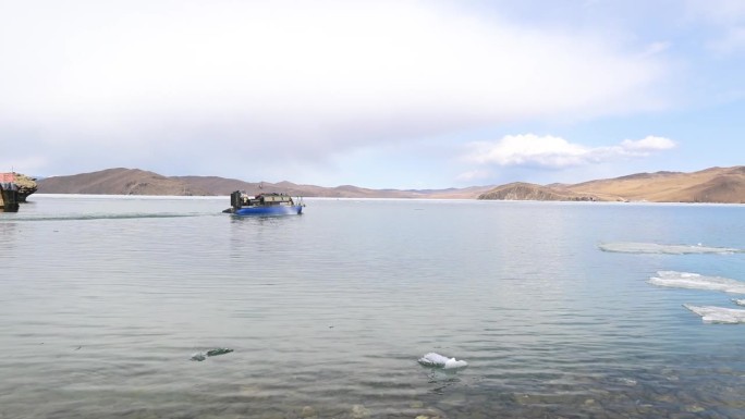 春天，一艘气垫船将乘客运送到贝加尔湖上的奥尔洪岛
