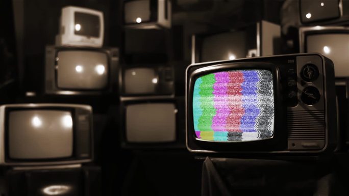旧电视打开闪烁的彩色条和静态噪音对着复古电视墙。深褐色色调，4K分辨率。