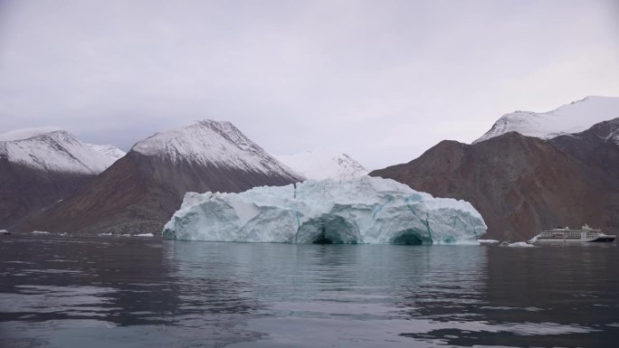 挪威斯瓦尔巴群岛海岸和雪山峡湾的巨大冰山